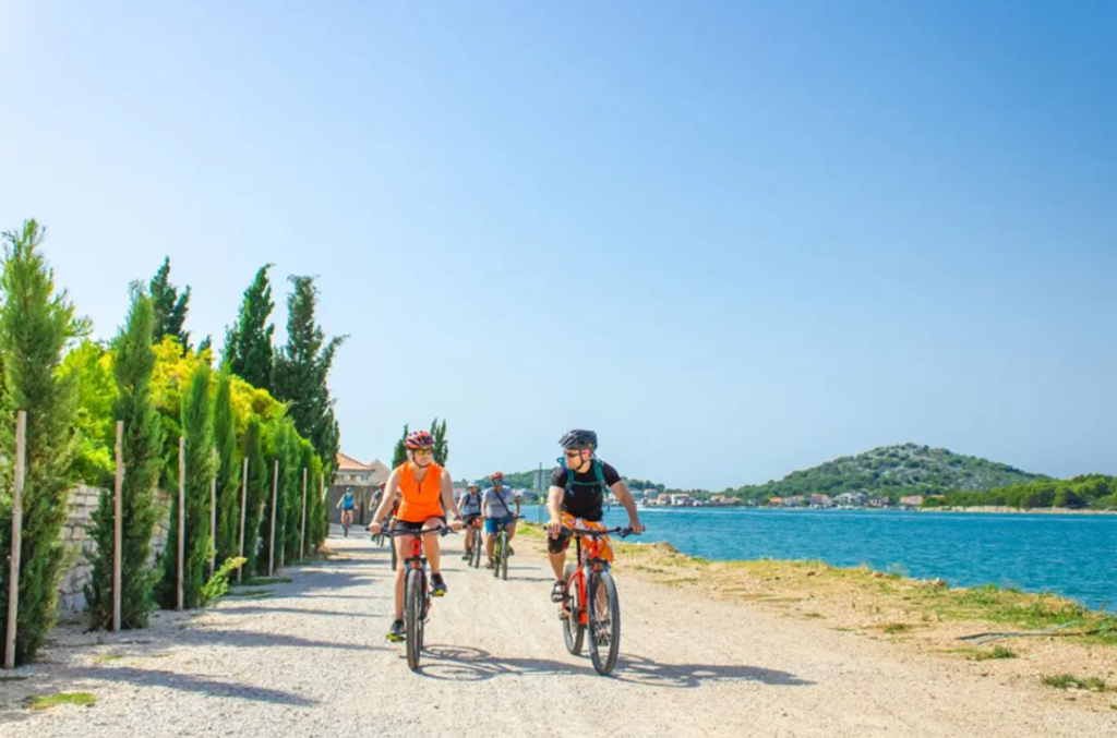 Fietsers tijdens een fietsvakantie op de Balkan langs de Kroatische kust.