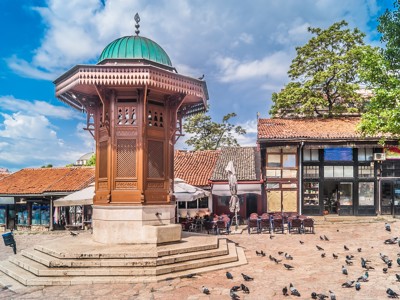 Sebilj-fontein op het Baščaršija-plein in Sarajevo, Route Balkan.