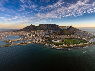 Panoramisch uitzicht op Kaapstad met de Tafelberg, stadion en kustlijn aan de Atlantische Oceaan.