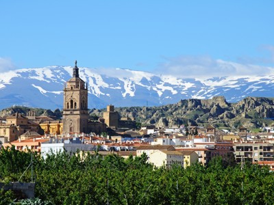 Uitzicht op Granada met kathedraaltoren en de besneeuwde Sierra Nevada op de achtergrond.