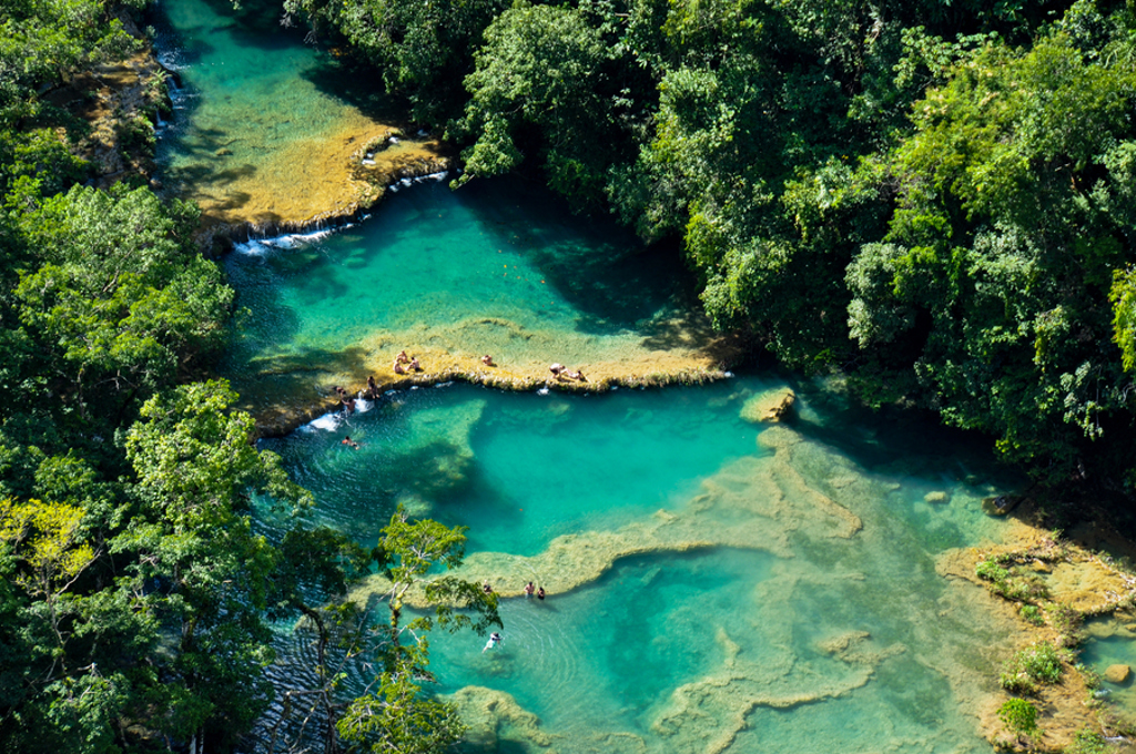 Turquoise rivierbaden in het regenwoud tijdens de groepsrondreis Guatemala en Copán.