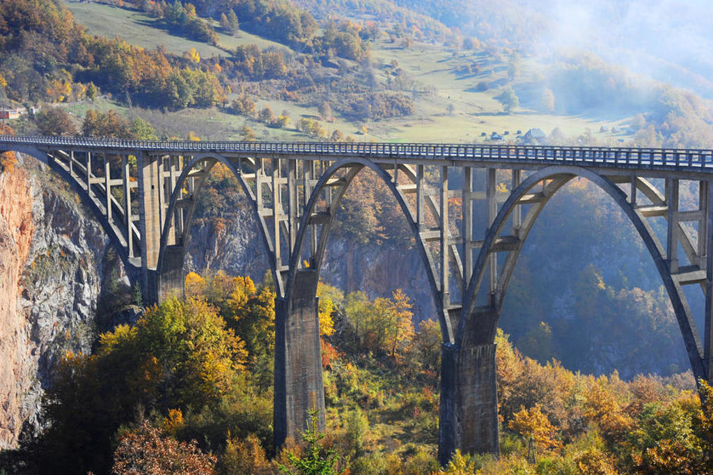 Djurdjevica Tara-brug over de Tara-kloof in Montenegro tijdens de 22-35ers reis Balkan.