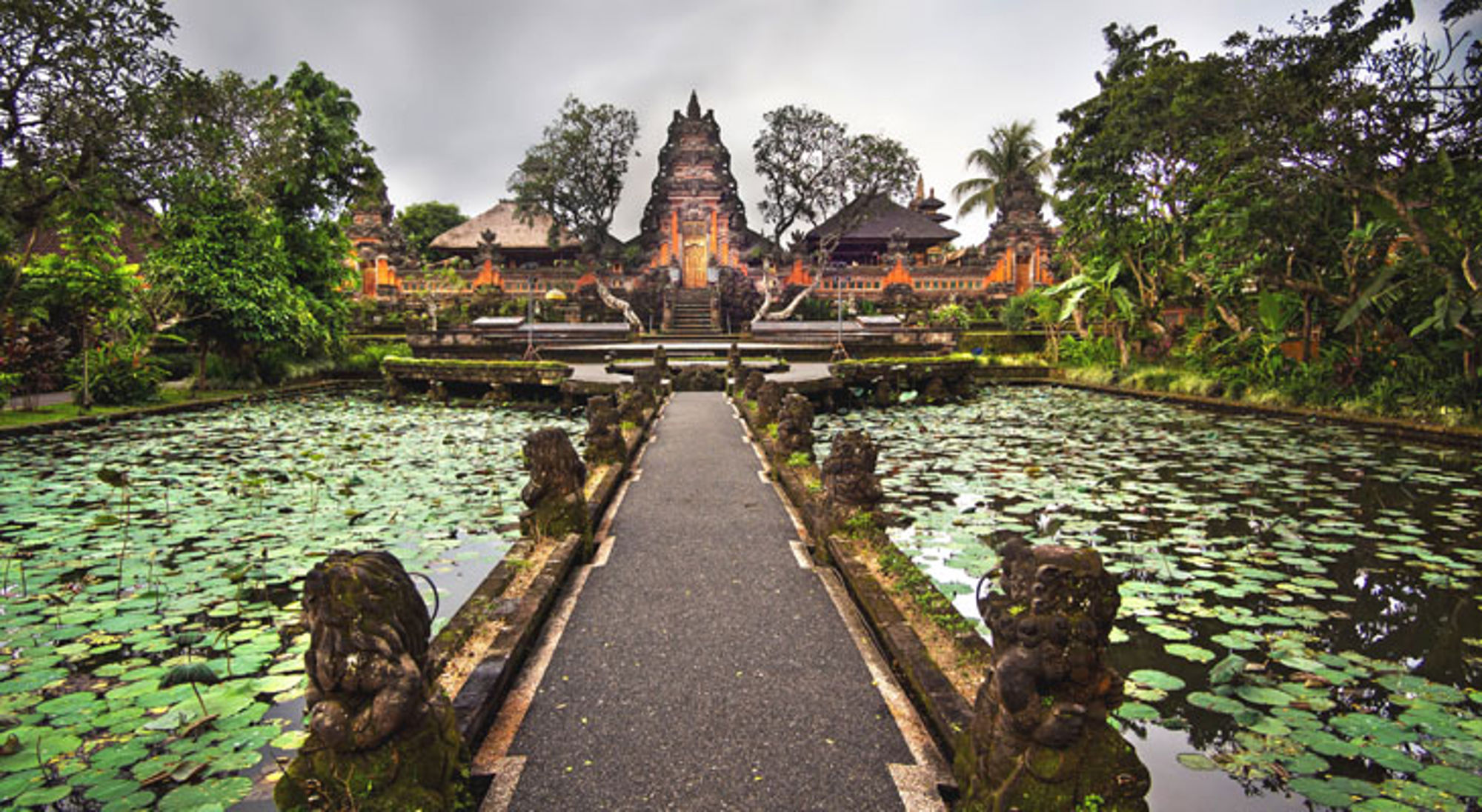 Taman Saraswati-tempel in Ubud, Bali, met lotusvijver en pad naar de tempelingang.