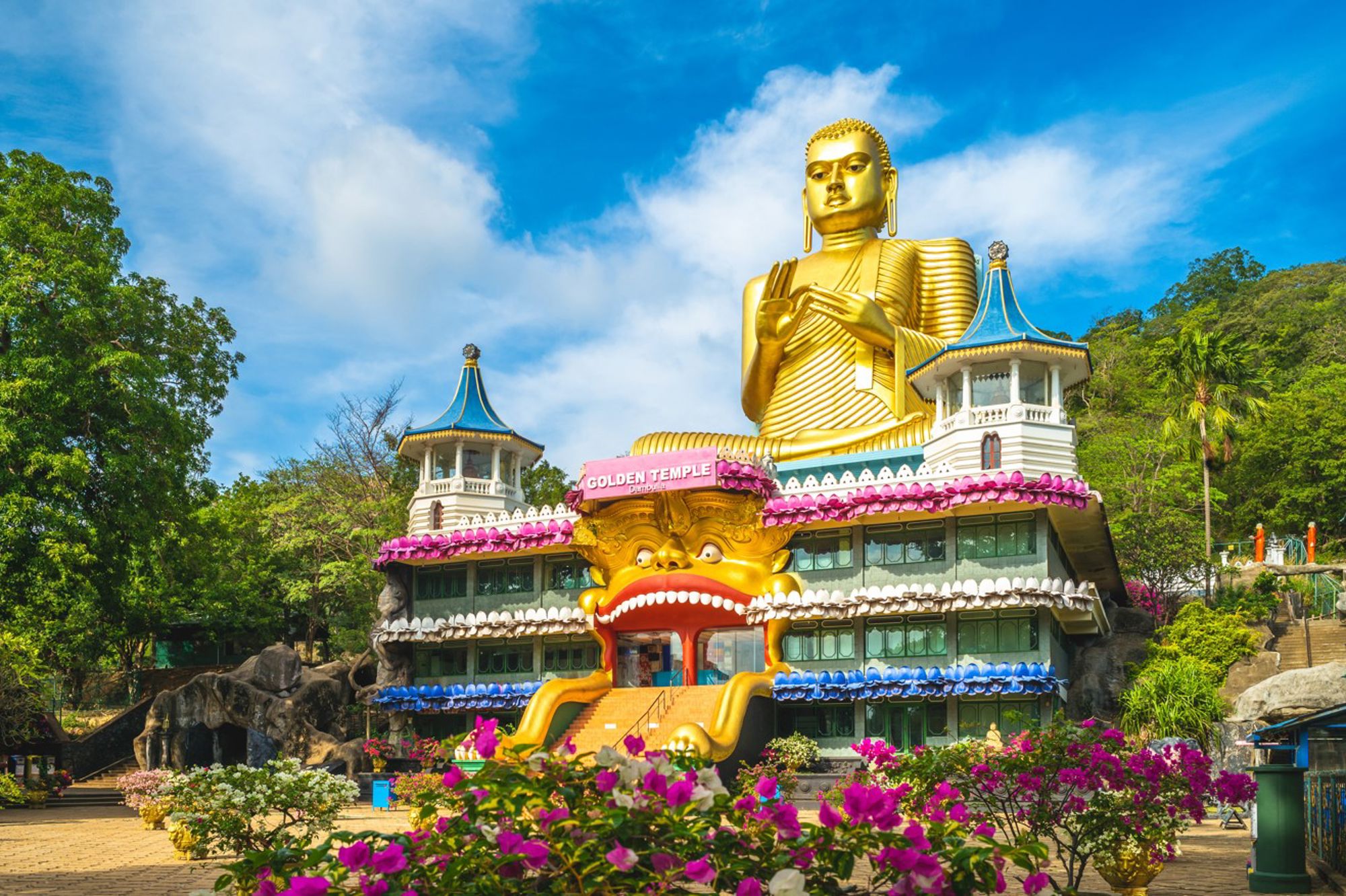 Gouden Boeddhabeeld bij de Golden Temple in Dambulla, Sri Lanka.