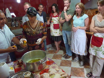 Kookworkshop in Marokko: reizigers bereiden samen een traditionele maaltijd in de keuken.