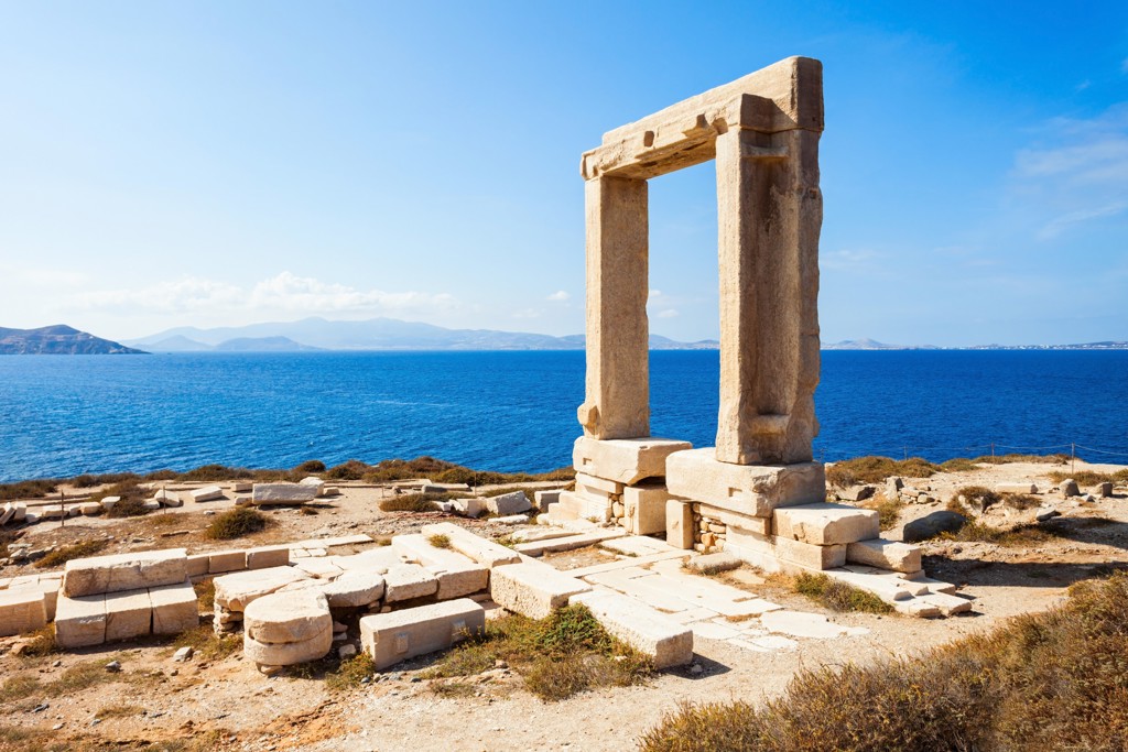 Portara-tempelpoort op Naxos met uitzicht op de Egeïsche Zee, Griekenland.