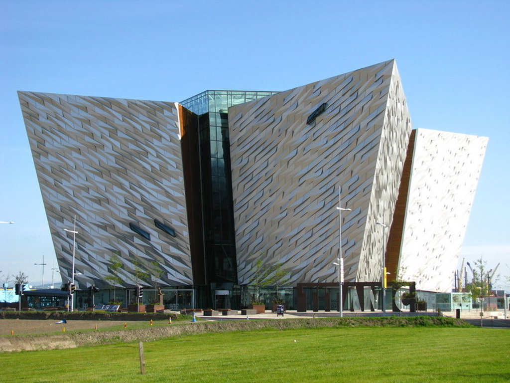 Titanic Belfast museumgebouw in Belfast, Noord-Ierland, met opvallende zilverkleurige gevels.