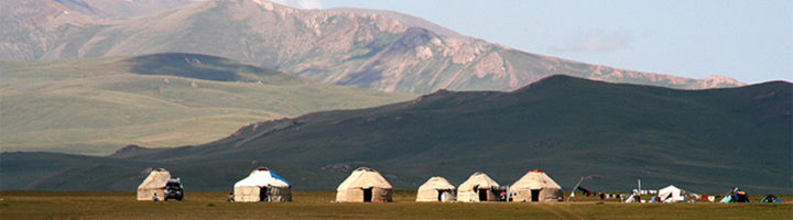 Duurzame accommodatie met yurts in een berglandschap tijdens een rondreis met Sawadee.