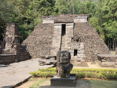 Stenen tempelcomplex op Java met trappenpiramide en beeldhouwwerken, route Sumatra, Java en Bali.