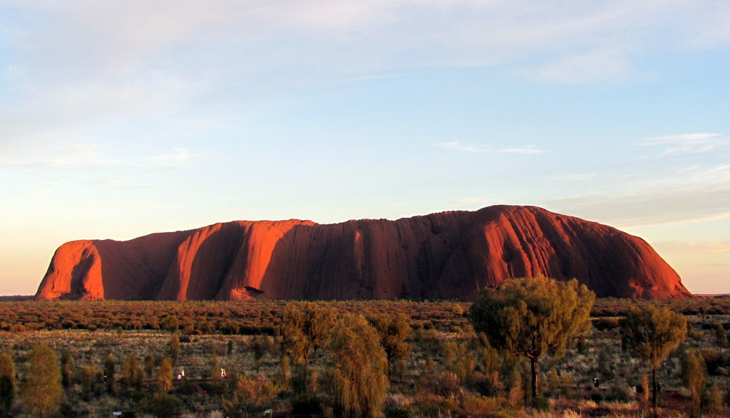 Uluru bij zonsondergang in de Outback tijdens rondreis Australië met kampeer- en hotelovernachtingen.