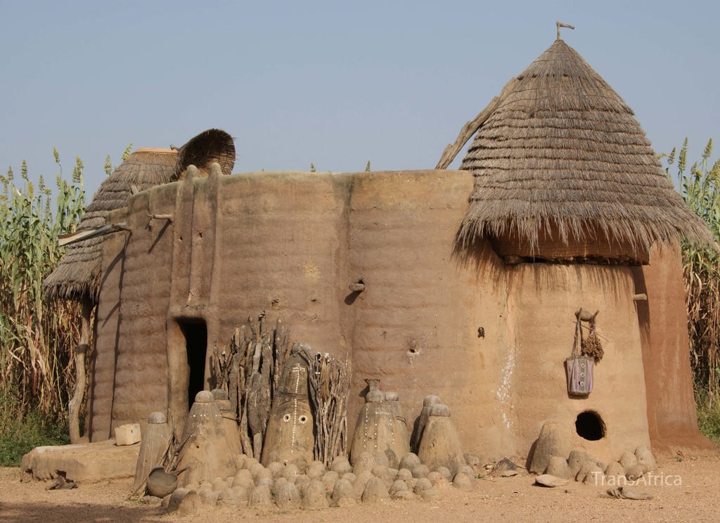 Palmbomen tegen een bewolkte lucht tijdens groepsrondreis Ghana, Togo en Benin.