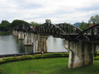 Brug over de rivier Kwai bij Kanchanaburi, Thailand.