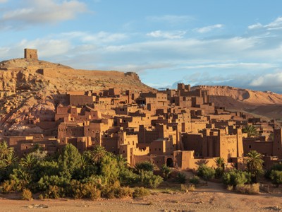 Kasbah Aït Ben Haddou in Marokko, lemen vestingstad tegen een rotswand bij zonlicht.