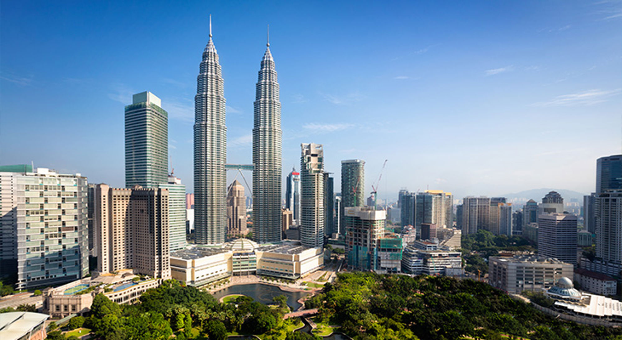 Skyline van Kuala Lumpur met de Petronas Twin Towers bij helder weer.
