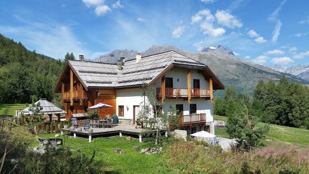 Chalet in de Franse Écrins met berglandschap op de achtergrond.