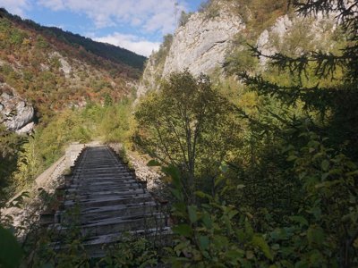 Fietsers op een bergweg met uitzicht op de kust tijdens de route fietsvakantie Kroatië en de Balkan.