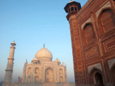 Taj Mahal in Agra met rode toegangspoort op de voorgrond.