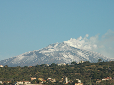 Rokende Etna met besneeuwde top, gezien vanaf het Siciliaanse landschap tijdens de 8-daagse wandelvakantie.