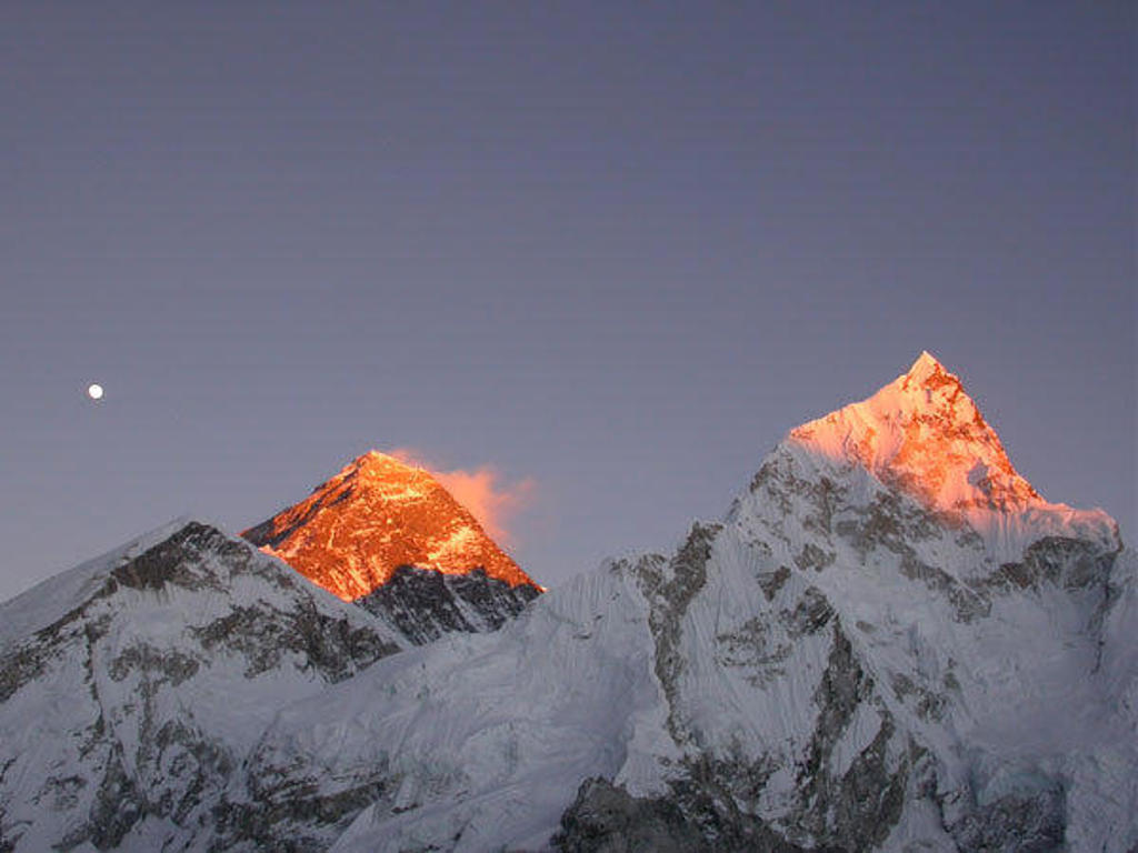 Zonsopkomst op besneeuwde Himalaya-toppen tijdens de groepsrondreis Nepal Everest.