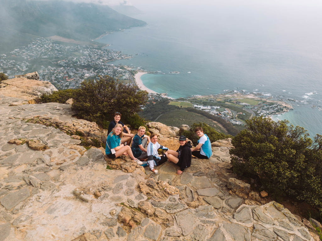 Jongeren genieten van uitzicht op Kaapstad en de Atlantische kust tijdens een 22-35ers reis Zuid-Afrika.