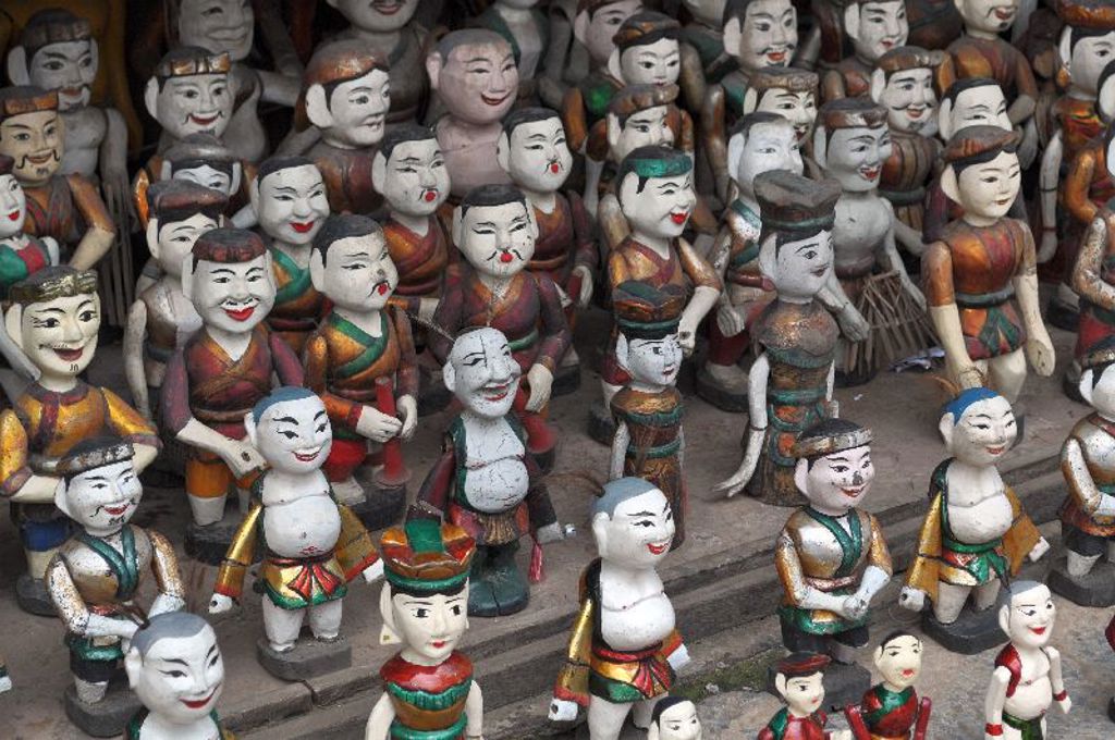Traditionele Vietnamese houten beeldjes op een markt, gezien tijdens een groepsrondreis Vietnam kort.