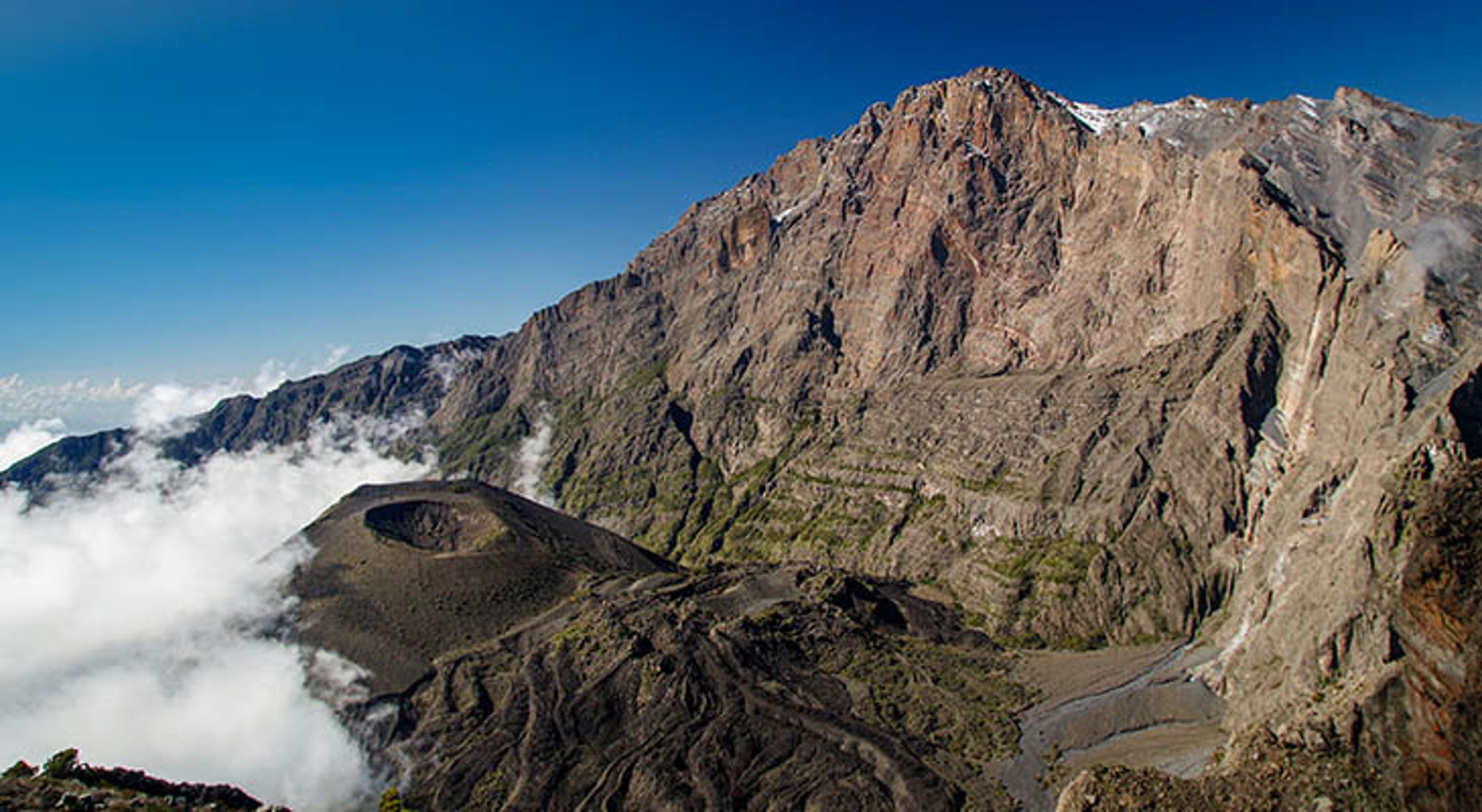 Uitzicht op de krater en ruige bergtoppen van Mount Meru in Tanzania.