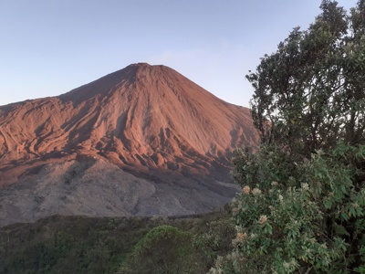 Vulkaankegel langs de Pan-American Highway op de Route Trans Midden Amerika bij zonsondergang.