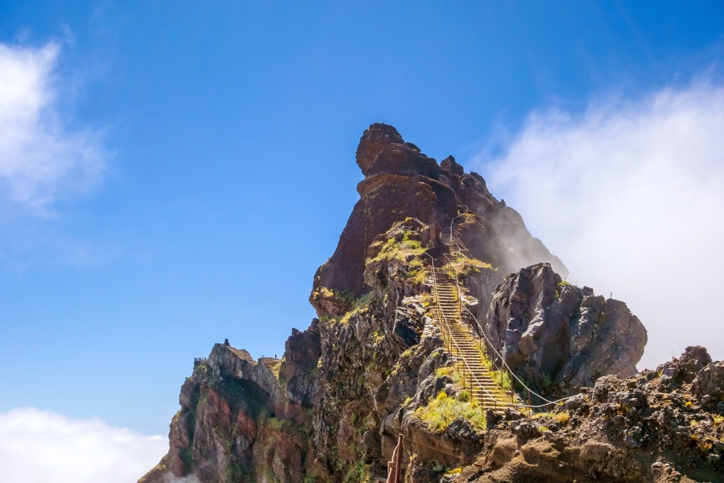 Trap op bergkam bij Pico do Arieiro op Madeira tijdens een wandelvakantie.