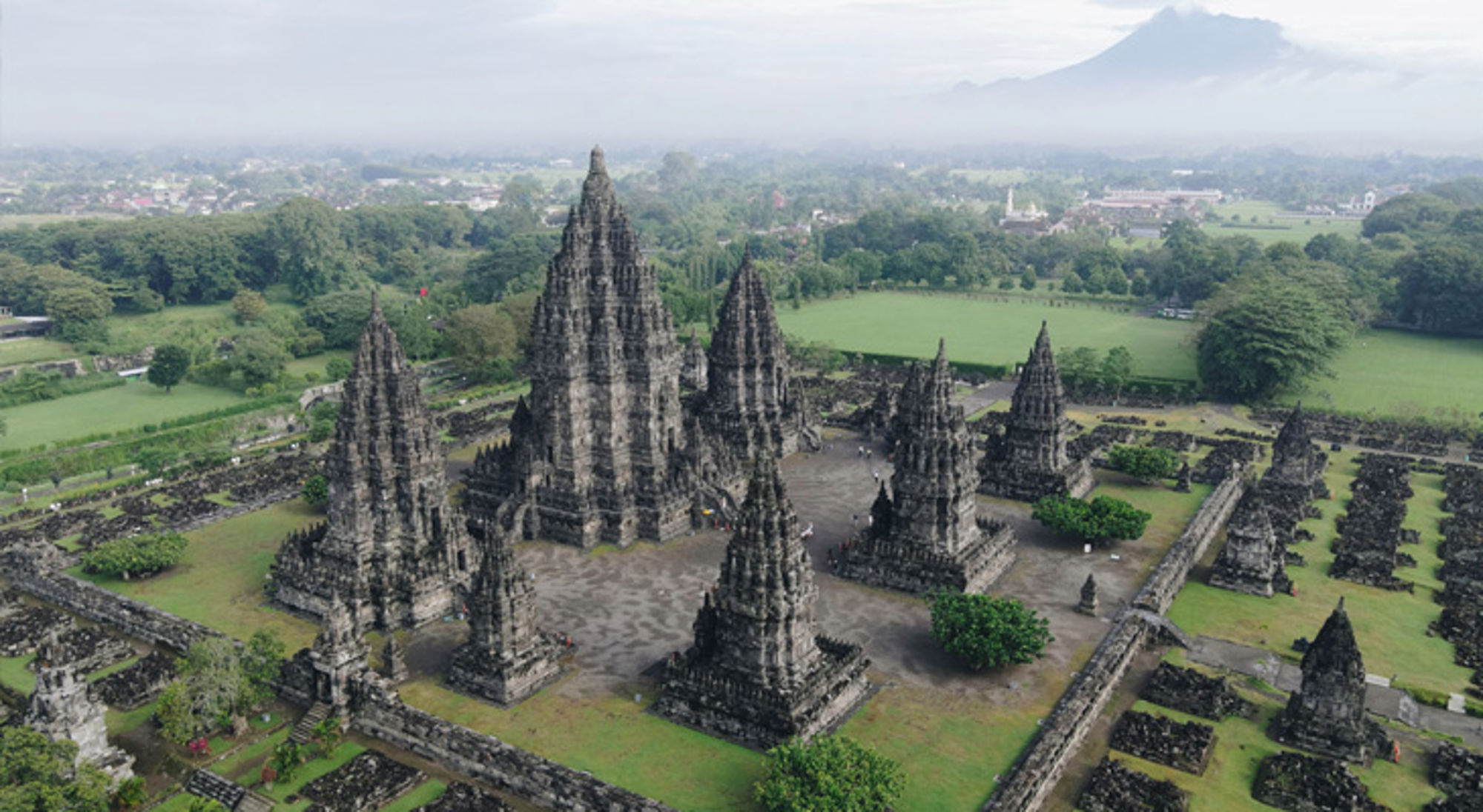 Prambanan overzichtsfoto Indonesië Prambanan-tempelcomplex bij Yogyakarta op Java, Indonesië, met hoge stenen torens en groene omgeving.