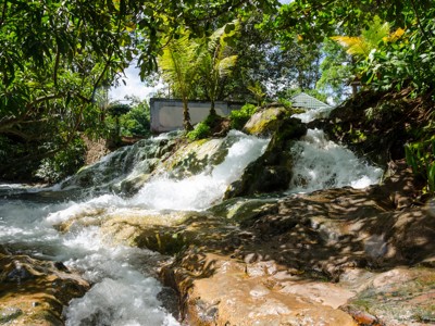 Waterval in tropisch groen langs de route Kleine Sunda eilanden.