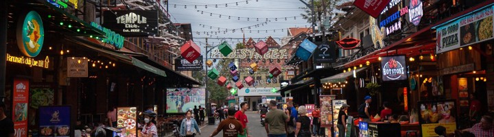 Avondbeeld van Pub Street in Siem Reap met verlichte restaurants, bars en bezoekers op straat.