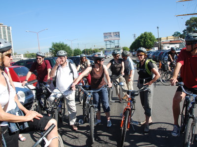 Groep fietsers tijdens een stadstour in Buenos Aires op dag 21 van de Route Patagonië.