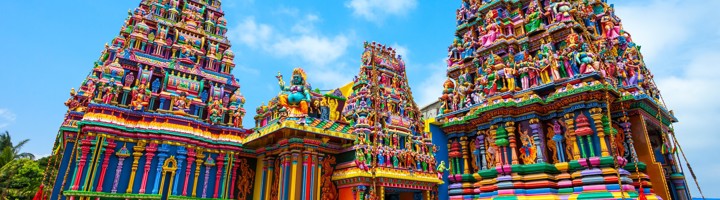 Kleurige hindoeïstische Koneswaram-tempel met rijk versierde torens in Trincomalee, Sri Lanka.