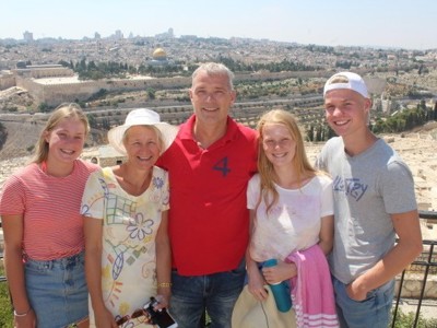 Reizigers bij uitzichtpunt met panorama over Jeruzalem en de Rotskoepel tijdens de route Jordanië en Israël.