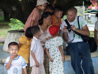 Reiziger toont foto’s op camera aan lokale kinderen tijdens de Myanmar rondreis van 25 dagen.