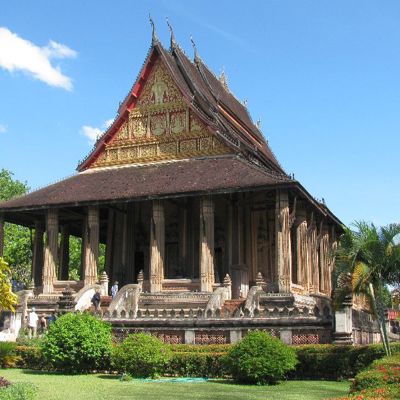 Traditionele tempel in Laos met rijk versierd dak en zuilen, tijdens groepsrondreis Laos en Cambodja.