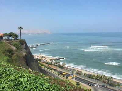 Uitzicht op de kust van Lima in Peru met kliffen, strand en de Stille Oceaan.