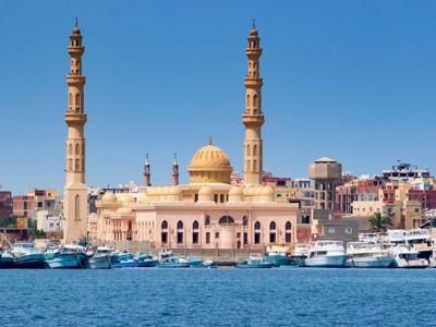 Moskee met twee minaretten aan de haven van Hurghada, Egypte.