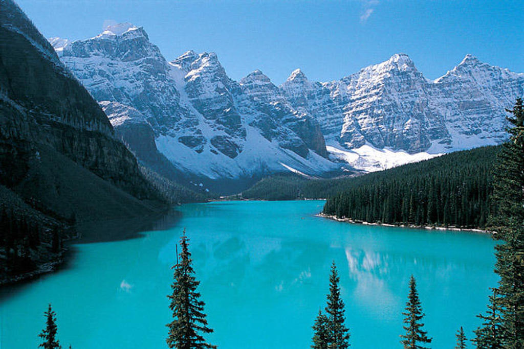 Turquoise Moraine Lake met besneeuwde Rocky Mountains in Banff National Park, Canada.