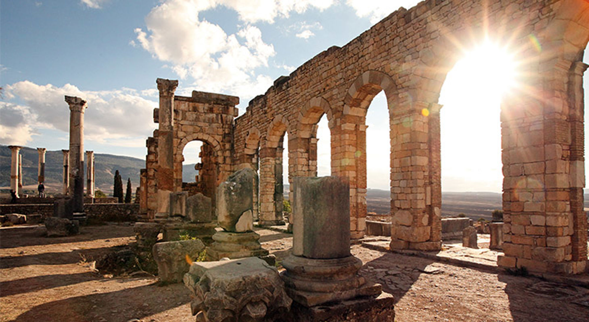 Volubilis Romeinse ruïnes van Volubilis in Marokko met bogen en zuilen in de zon.