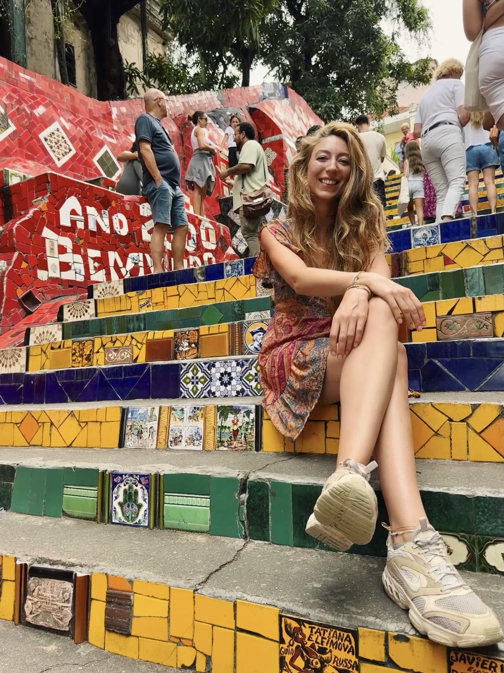 Reiziger op de kleurrijke Escadaria Selarón-trap in Rio de Janeiro tijdens een 22-35ers reis Brazilië.