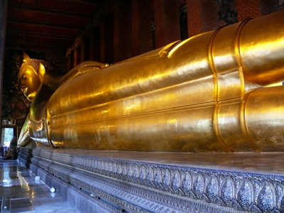 Gouden liggende Boeddha in tempel in Thailand, bezoek tijdens 22-daagse reis met afsluiting Phuket of Ko Samui.