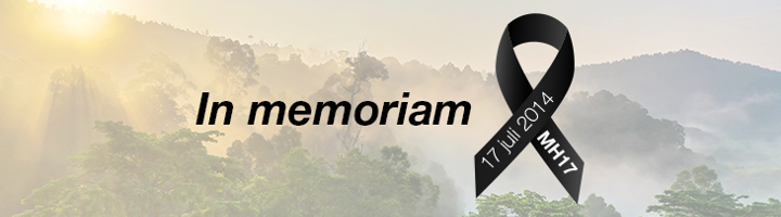 In memoriam-beeld met zwart rouwlint MH17 en datum 17 juli 2014, tegen een mistig berglandschap.