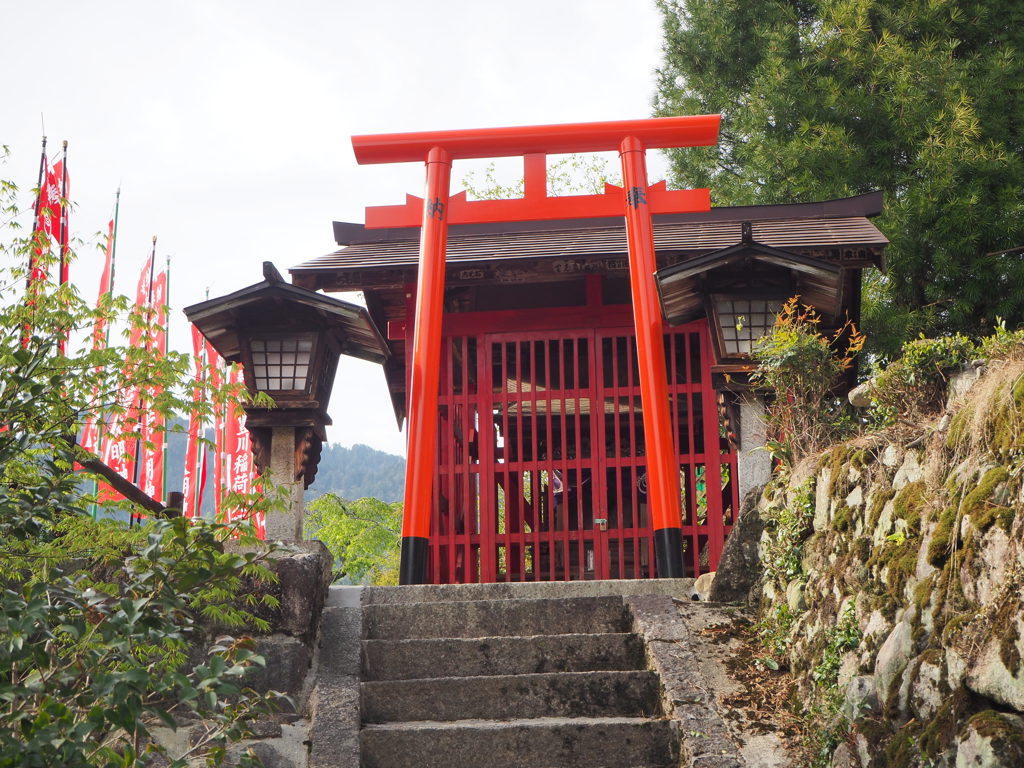 Rode torii-poort bij een Japanse schrijn langs een stenen trap, tijdens een groepsrondreis Japan.