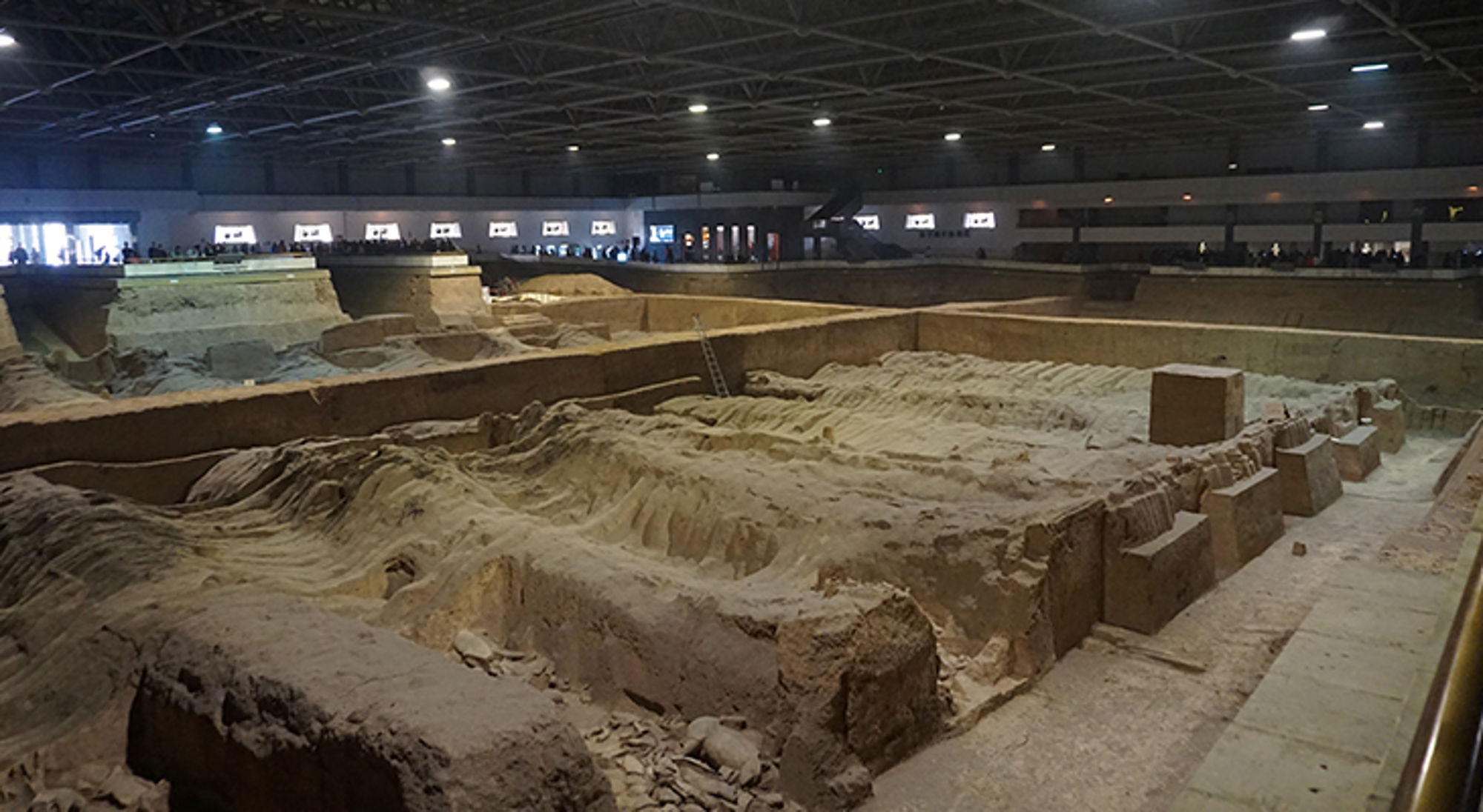 Overzicht van de opgravingssite van het Terracottaleger in Xi’an, met rijen beelden in een grote hal.