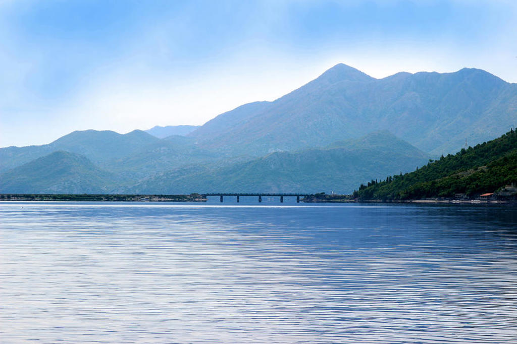Berglandschap met brug over het water in Montenegro tijdens Familiereis Zuid-Oost Europa.