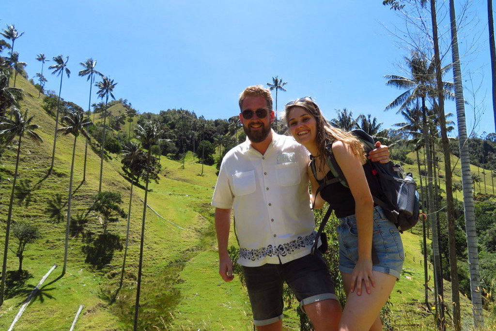 Jonge reizigers met rugzakken in de Cocoravallei tussen hoge palmen, tijdens 22-35ers reis Colombia.