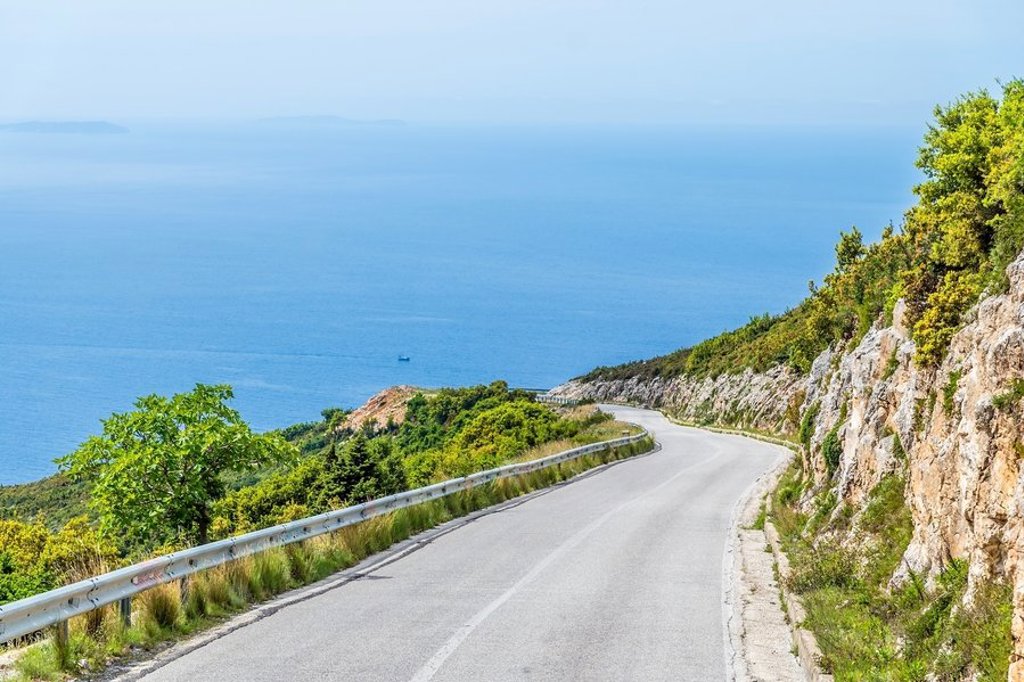 Wandelvakantie Albanië aan de Albanese Rivièra met uitzicht op de kust en helderblauwe zee.