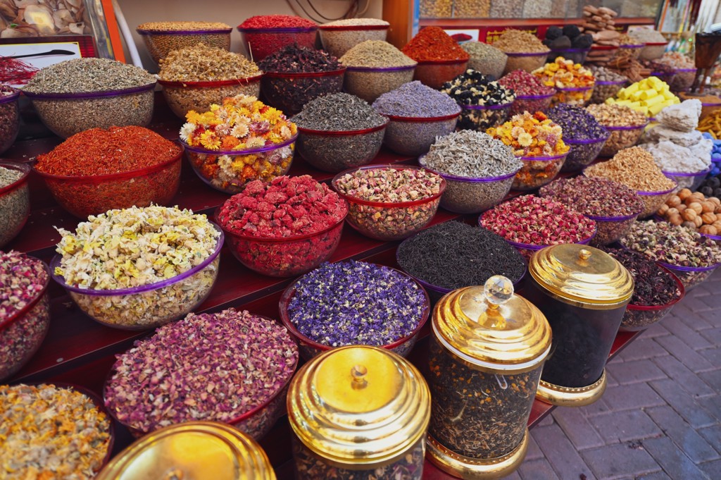 Kleurrijke kruiden en gedroogde bloemen op een markt in Saoedi-Arabië tijdens de groepsrondreis.