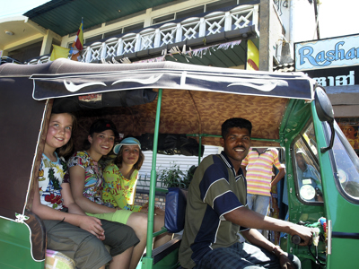 Reizigers in een tuktuk met chauffeur tijdens de Route Sri Lanka.